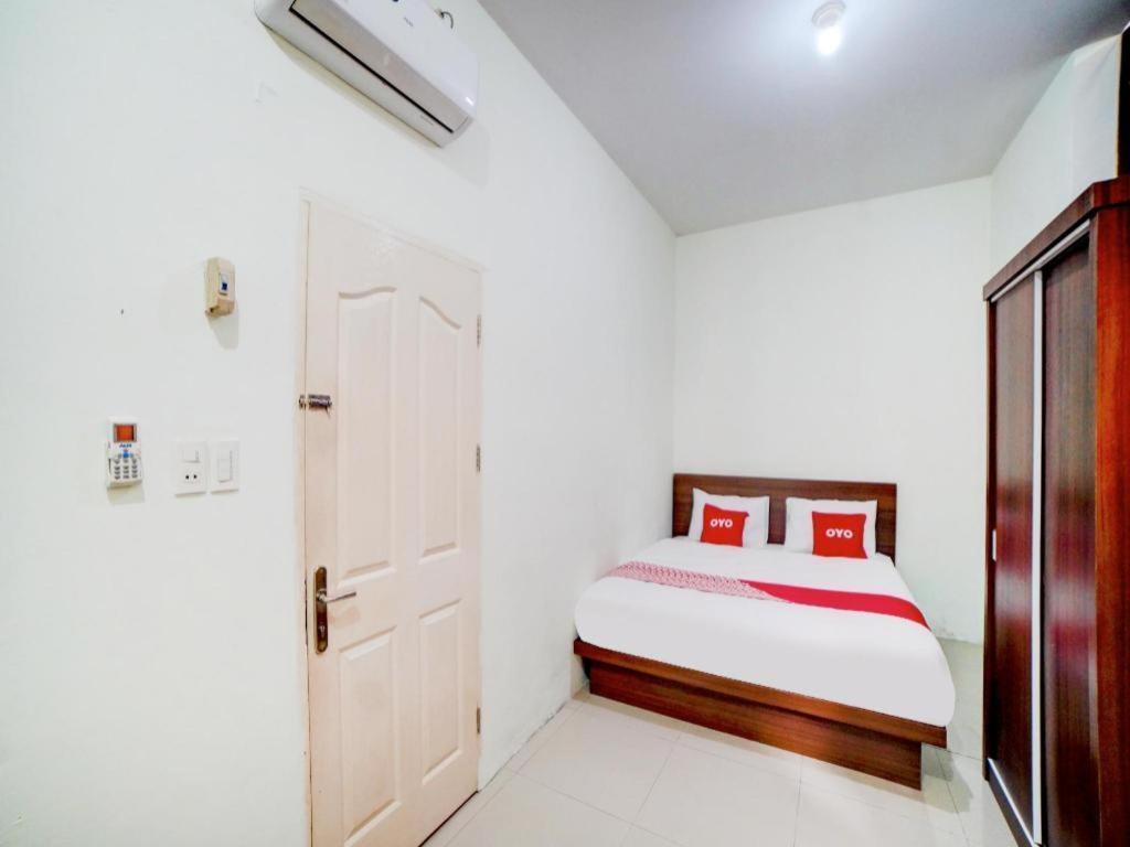 Oyo 90683 Teratai Homestay Медан Экстерьер фото