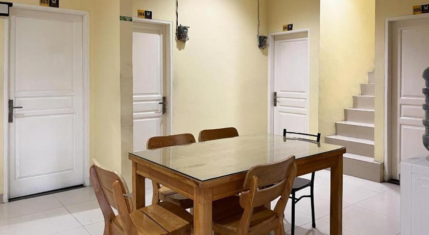 Oyo 90683 Teratai Homestay Медан Экстерьер фото