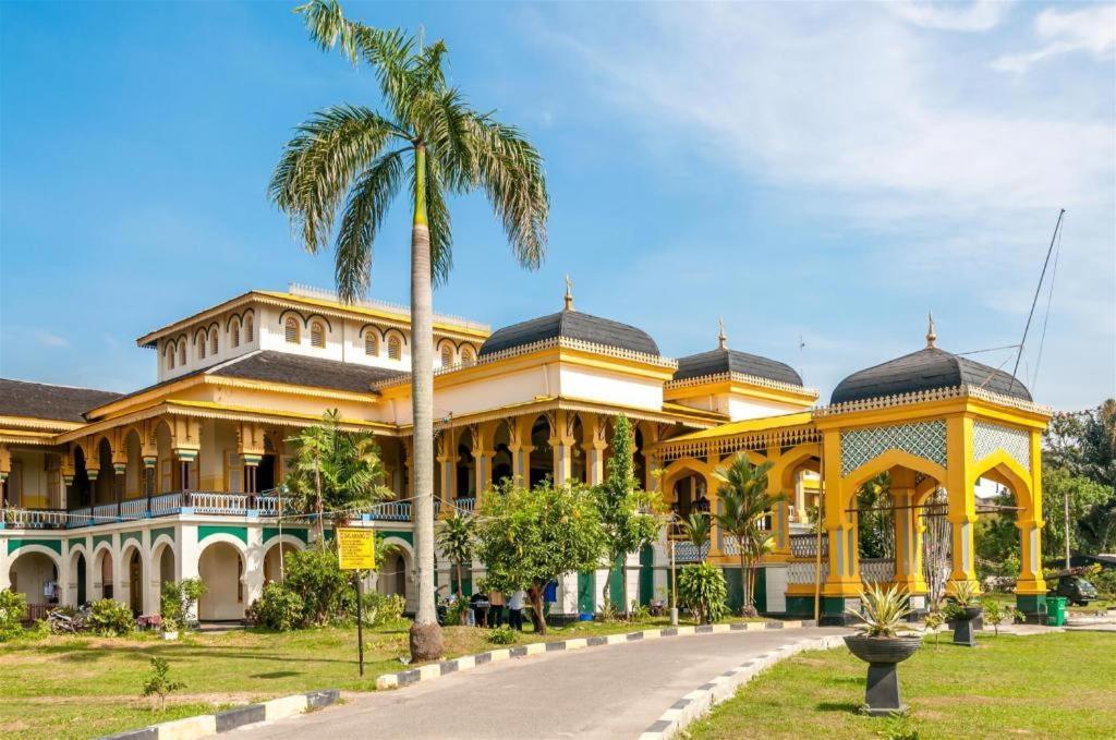 Oyo 90683 Teratai Homestay Медан Экстерьер фото