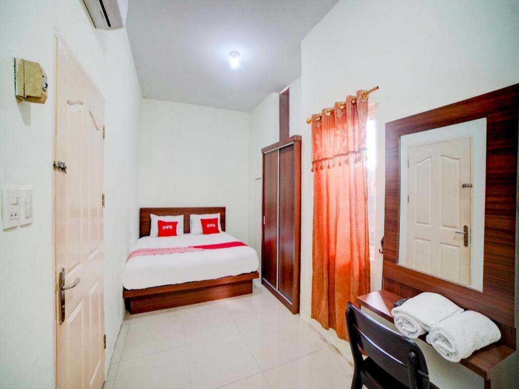 Oyo 90683 Teratai Homestay Медан Экстерьер фото