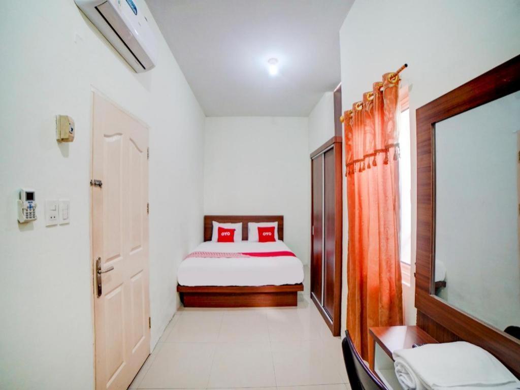 Oyo 90683 Teratai Homestay Медан Экстерьер фото