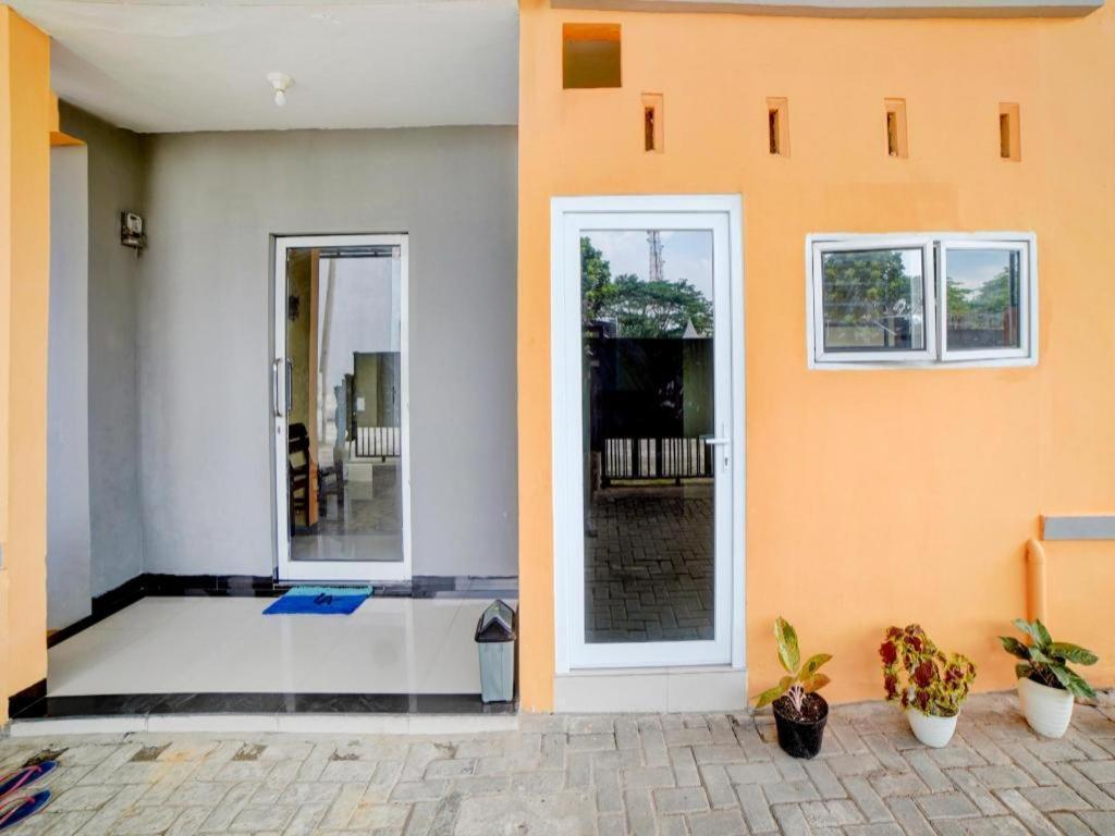 Oyo 90683 Teratai Homestay Медан Экстерьер фото