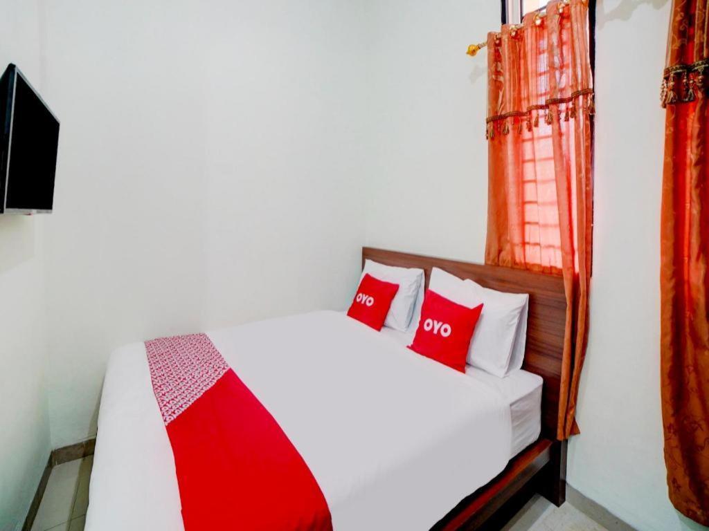 Oyo 90683 Teratai Homestay Медан Экстерьер фото