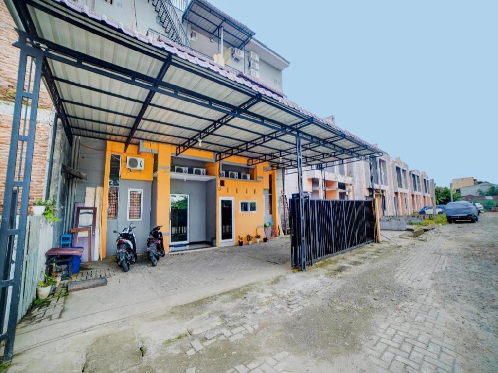 Oyo 90683 Teratai Homestay Медан Экстерьер фото